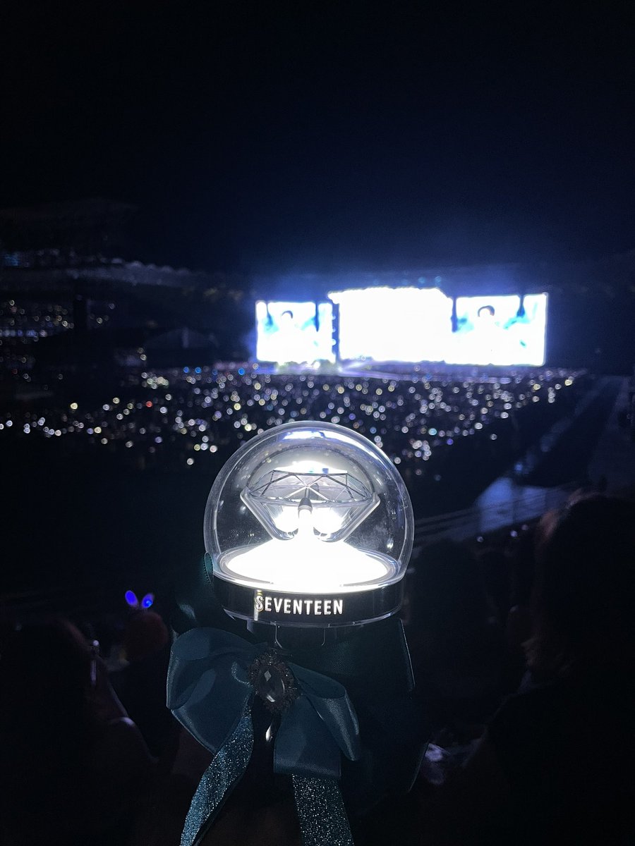 chaerrry0__'s tweet photo. @whgcart @pledis_17 happy 💎 day luvs!!  #올해도_세븐틴과_함께하는_캐럿데이 #4evawithSVT_CARATday @pledis_17 https://t.co/6L7ZkFrQoo