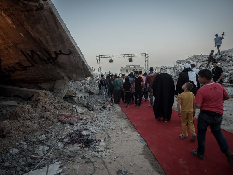 JorgeRTolosa's tweet photo. [Gaza, 🇵🇸, 2015]

Entre las ruinas de los bombardeos israelíes de 2014, palestinas y palestinos confeccionaron la alfombra roja más larga del mundo para el Festival de Cine de DDHH "Karama" ("Dignidad", en árabe). https://t.co/gQbVnNp04h