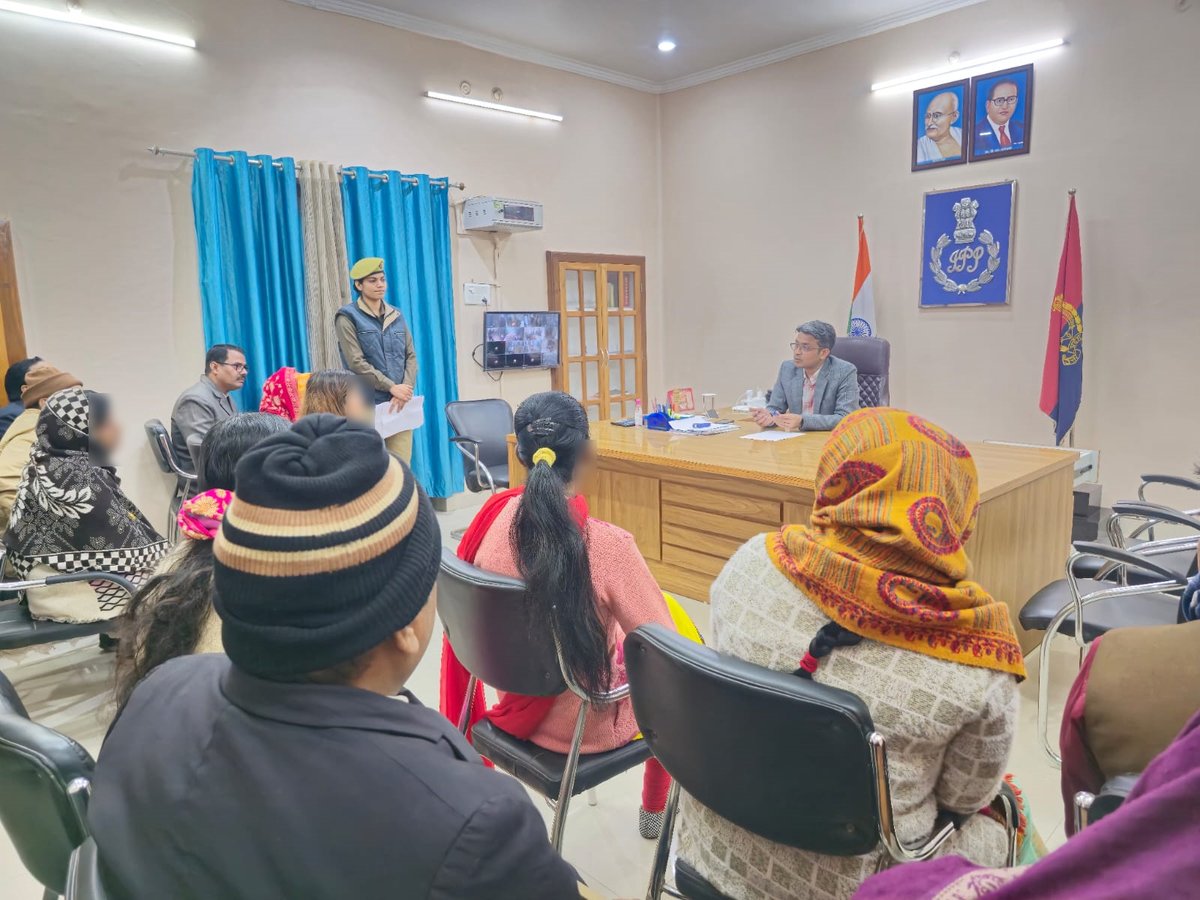 DeoriaPolice's tweet photo. #DeoriaPolice पुलिस अधीक्षक देवरिया द्वारा पुलिस कार्यालय में #जनसुनवाई के दौरान आमजन की शिकायतों को सुनकर उनके त्वरित निस्तारण करने हेतु संबंधित को आवश्यक दिशा-निर्देश दिये गये।  
#UPPolice https://t.co/rFAbJo50YB