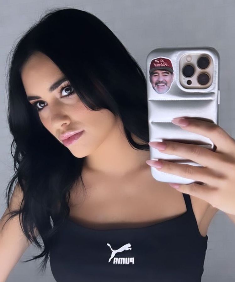 Sabés quién te hubiera defendido, nena. Sabés el apodo completamente original y destructivo que le habría puesto y le quedaba para siempre. Sabés cómo ya mismo lo estaría invitando a cagarse a trompadas. Pero él ya no está y era el último así, el único así.