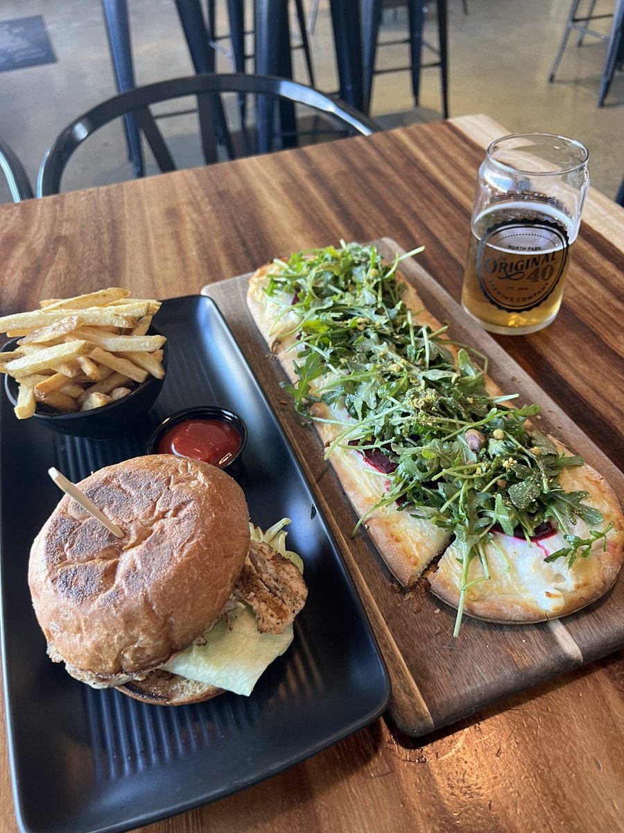 sharaeltravels's tweet image. For delicious burgers and beers in San Diego, head to Original 40 Brewing Company - with 24 taps! 
•
•

#sandiego #visitsandiego #promotion #original40brewing #craftbeer #taproom #sandiegobrewery