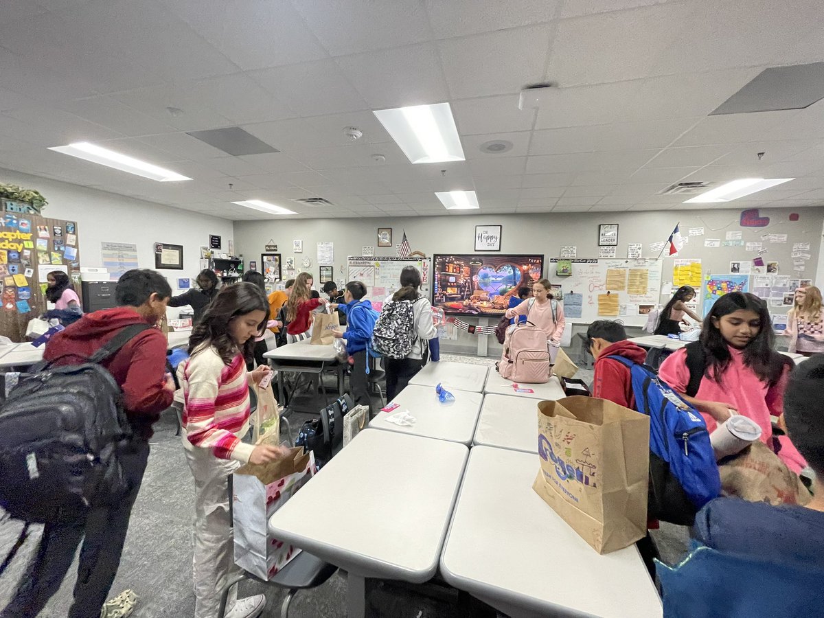 Their last classroom Valentines card hand out. ❤️🩷 Some were sad but all were excited. We loved today! @LilyanaElem #5thgradefreedom #wearelegends 💛💙