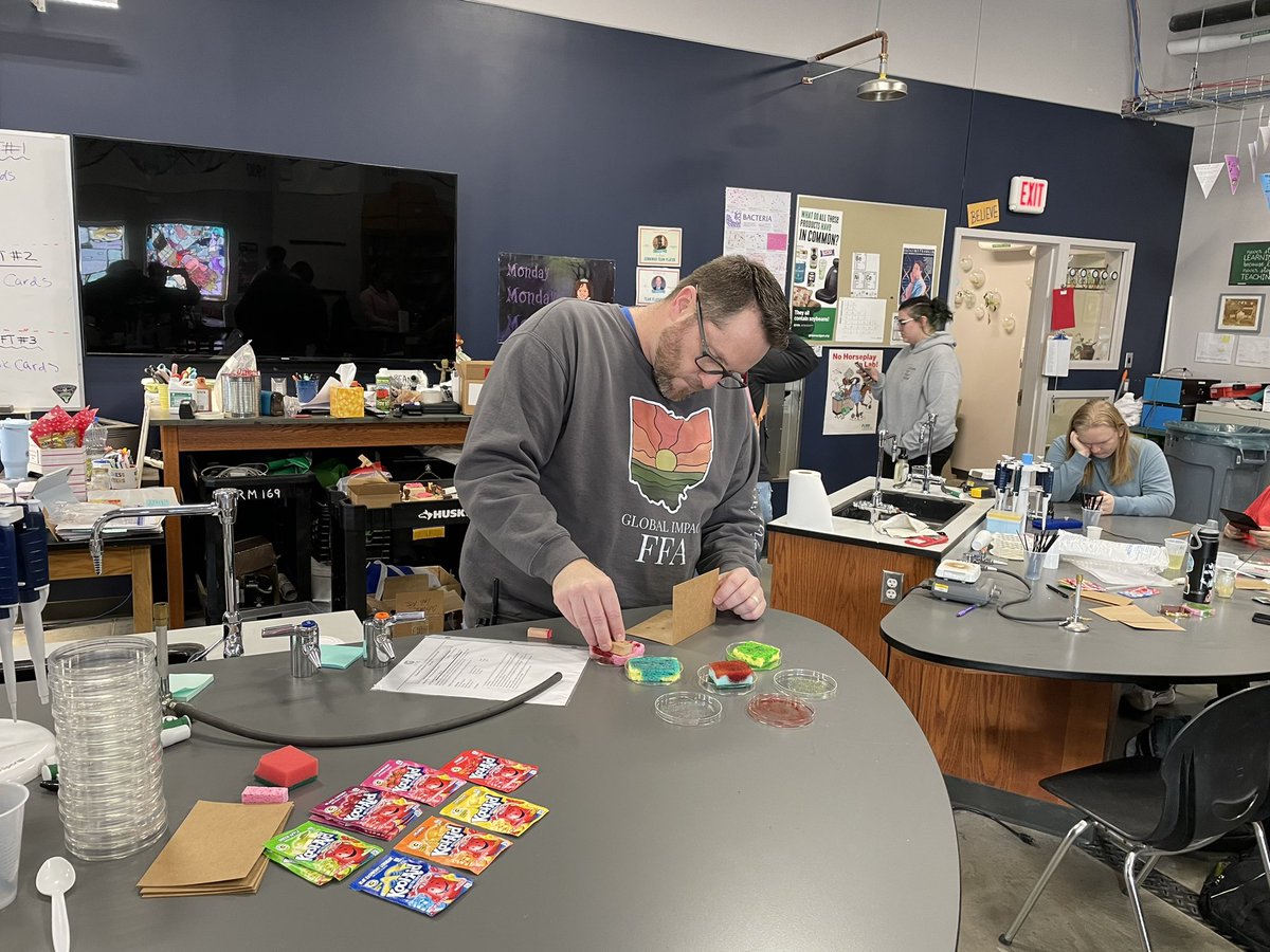 SandersGISA's tweet image. Such a great day in the Bioresearch lab…Ss practicing lab skills and following  SOPs to make soy ink and tapping into their arts skills by making Valentine’s Day  and Thank You cards. We even had our Admin join the soy fun! @grownextgen @GIAcademy @Ohiosoycouncil @OSLN