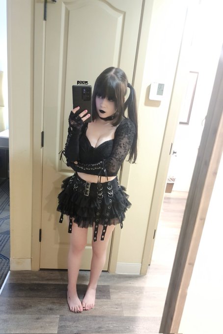 1 pic. do you like short girls better when they're standing up or laying down? https://t.co/MDEodaaW