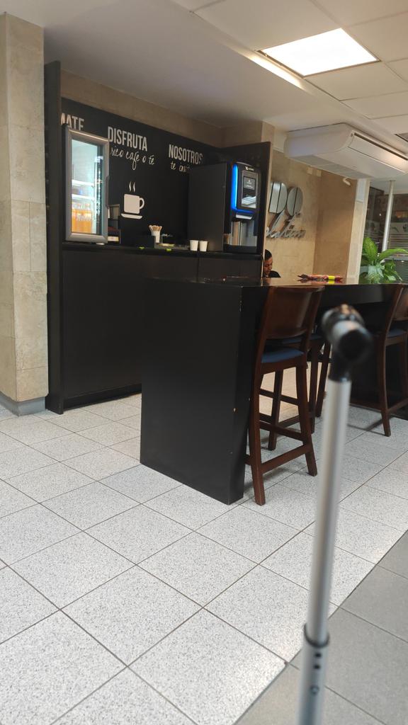 basiliopoter's tweet photo. @tuADO platino. Deja mucho que desear el servicio de primera clase como te lo venden . Primer punto al accesar a la sala reservada te ponen muchos peros, luego en cafetería no hay agua ni café solo refrescos y los baños están sucios . Más atención en estos puntos https://t.co/l4rpx6MdF5
