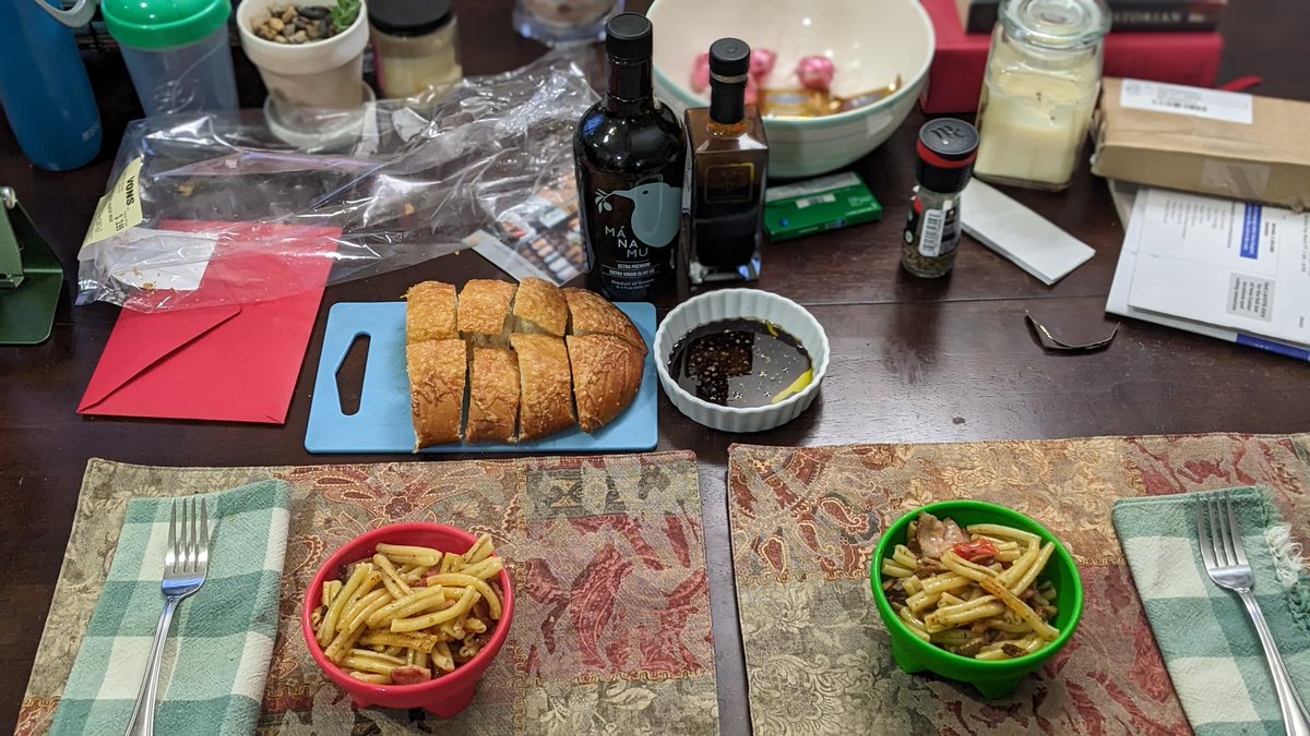 Made my Valentine a garlic butter pasta with oyster mushrooms and bacon. Also, some cheese focaccia with olive oil and balsamic for good measure. What'd you make your Valentine?

#valentinesday #garlicbutter #pasta #bacon #oystermushrooms #focaccia #oliveoil #whatsmikemakin