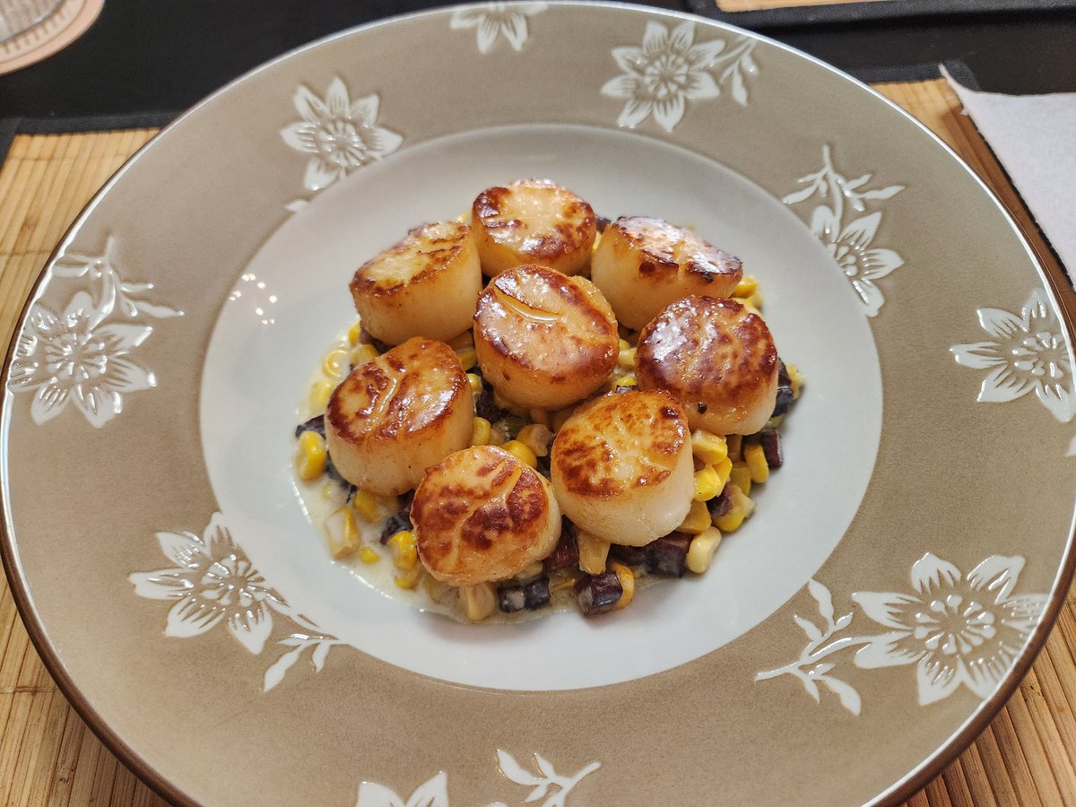 When you drop the ball on making dinner reservations, your hubby steps up and makes scallops #HappyValentinesDay