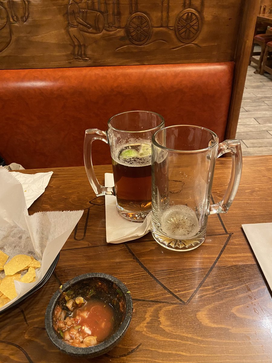 SKELEXI's tweet photo. First date and she ordered 2 24oz beers and I just ordered lemonade , I’m in luv https://t.co/CHk0XUrTWG