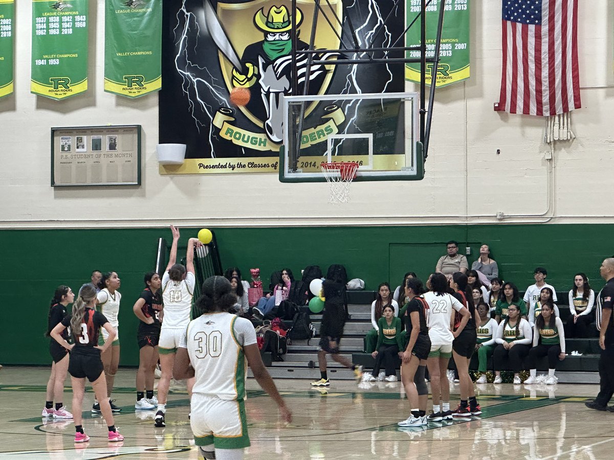Rough Riders lead Selma 25-6 at halftime in the 1st round of playoffs. Let’s go Riders! 💚🏀🐎💛 @mdallenfusd @FUSD_Athletics