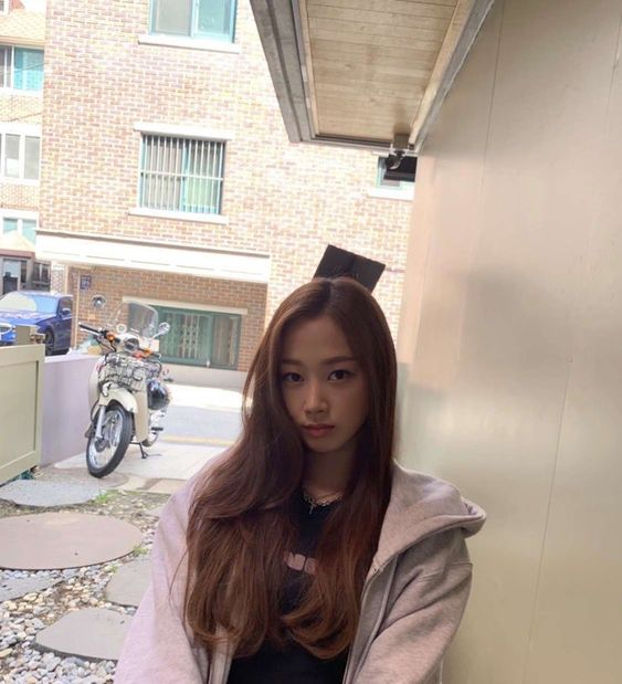 infoaespabr's tweet photo. [⚠️🎞 ALERTA DE SPOILER!!] Segundo esse fã, o documentário exibirá o processo em que a GISELLE chega como trainee na empresa, é recebida e cuidada pelas meninas e também como ela foi fundamental para a formação final da line up do grupo, que teria outro conceito diferente do que conhecemos hoje:

"Pessoas de nacionalidades diferentes se reúnem, então como elas se dão tão bem? O que mais me impressionou foi o fato delas dependerem tanto umas das outras e pensarem entre si como como uma família. Quando o assunto Aeri surgiu, Jimin disse que Aeri 'não iria se esconder em seu coração e continuaria falando sobre sua condição', para que ela pudesse confortá-la [...] Antes da Aeri chegar, era um conceito inocente (o aespa) ~ e o vídeo do show que saiu enquanto fazia isso era tão fofo... A maquiagem estranhamente antiquada (desculpe) também foi muito útil [...] As pessoas disseram que a identidade do aespa foi estabelecida depois que a Aeri entrou (na line up). Um conceito que não é fraco na direção."

Review por: © Jan1stbabe

#aespa #에스파 @aespa_official