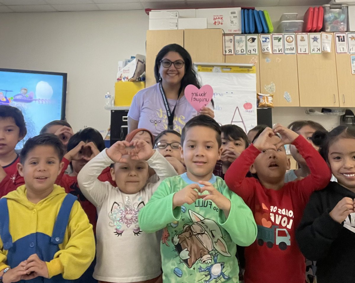 botello_pl_es's tweet photo. We had so much fun showing Kindness at Botello today! #DallasISDkind https://t.co/DbgouH3U8Q