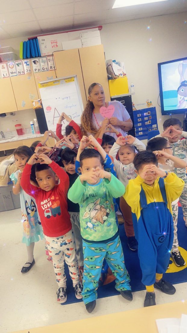botello_pl_es's tweet photo. We had so much fun showing Kindness at Botello today! #DallasISDkind https://t.co/DbgouH3U8Q