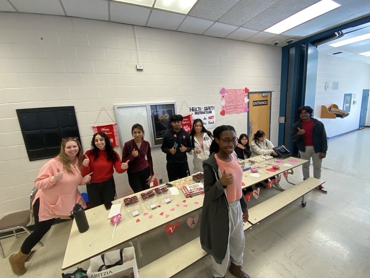 Thank you again to @VstDandy and Roman for the therapeutic and timely #puppylove visit! We also want to thank SAC, BSA & staff advisors for the fun #Valentine2024 lunch #funlovingday #HomeIsWeston @Rosanna_Deo @PaulCaramida @DrJosephJSmith @kwamelennon @TDSB_MHWB @tdsb