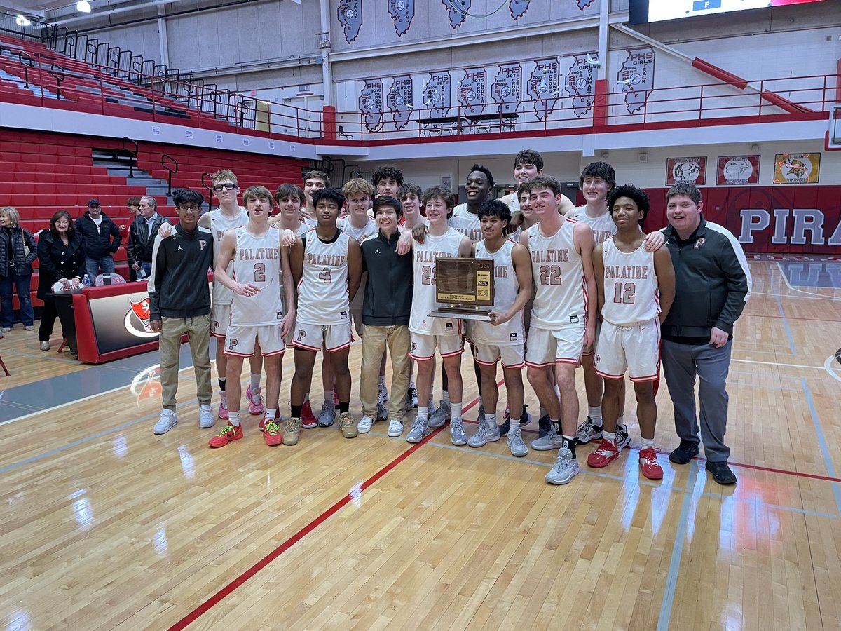 Pirates defeat Rolling Meadows 56-44 and are back-to-back MSL champions! Connor May led all scorers with 19, Monroe 11, and Balanganayi 10 for Palatine (22-8). @dhpreps @michaelsobrien @Dion_JTsports @HSBBALLjg @NestoHoops @jakubrudnik