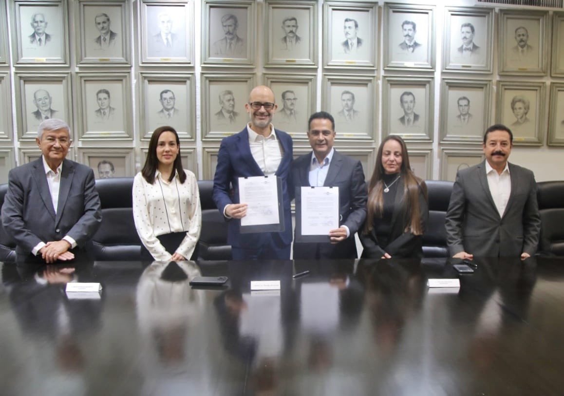 DanielReta's tweet photo. ⭕️ #Durango y #SanPedroGarza, NL, ya son ciudades hermanas‼️ @AlTiempoDgo 

✅ Firma @josejoseantonio convenio con alcalde @miguelbtrevino para el hermanamiento en las mejores políticas públicas.

“Con aliados como Toño Ochoa nos vamos volviendo más fuertes y vamos equipamos mejor nuestro gobierno, haciendo un gran equipo”, expresó Miguel Treviño, alcalde de San Pedro Garza, Nuevo León, en la firma de convenio para el hermanamiento con el municipio de Durango.

Toño Ochoa acudió a la localidad neoleonés para concretar el acuerdo que, destacó, permitirá la retroalimentación entre ciudades, consciente de que San Pedro Garza “es un referente por su experiencia en diversas áreas y ejemplo en políticas públicas”. 

Miguel Treviño platicó que lleva varios años disfrutando de Semana Santa en Durango, y en el contexto de la alianza hizo alusión a las películas de Star Wars, cuya narrativa expresa cómo “en el camino nos encontramos a aliados y Toño Ochoa y su equipo son uno de ellos”. 

Reconoció que Durango aplicó con éxito el Presupuesto Participativo, “con más de 30 mil votantes, y una vocación de ser un gobierno más democrático”. Así se comprometieron a seguir construyendo desde lo local un mejor país.