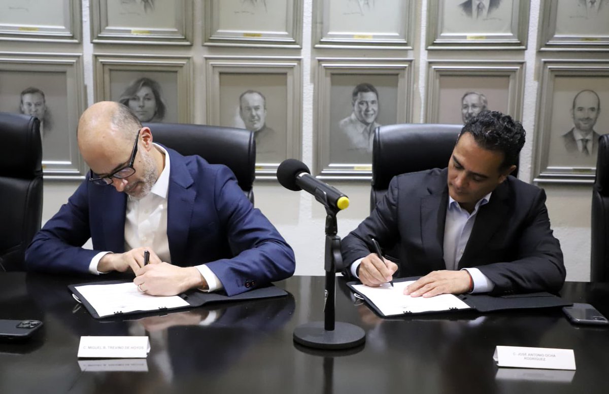 DanielReta's tweet photo. ⭕️ #Durango y #SanPedroGarza, NL, ya son ciudades hermanas‼️ @AlTiempoDgo 

✅ Firma @josejoseantonio convenio con alcalde @miguelbtrevino para el hermanamiento en las mejores políticas públicas.

“Con aliados como Toño Ochoa nos vamos volviendo más fuertes y vamos equipamos mejor nuestro gobierno, haciendo un gran equipo”, expresó Miguel Treviño, alcalde de San Pedro Garza, Nuevo León, en la firma de convenio para el hermanamiento con el municipio de Durango.

Toño Ochoa acudió a la localidad neoleonés para concretar el acuerdo que, destacó, permitirá la retroalimentación entre ciudades, consciente de que San Pedro Garza “es un referente por su experiencia en diversas áreas y ejemplo en políticas públicas”. 

Miguel Treviño platicó que lleva varios años disfrutando de Semana Santa en Durango, y en el contexto de la alianza hizo alusión a las películas de Star Wars, cuya narrativa expresa cómo “en el camino nos encontramos a aliados y Toño Ochoa y su equipo son uno de ellos”. 

Reconoció que Durango aplicó con éxito el Presupuesto Participativo, “con más de 30 mil votantes, y una vocación de ser un gobierno más democrático”. Así se comprometieron a seguir construyendo desde lo local un mejor país.