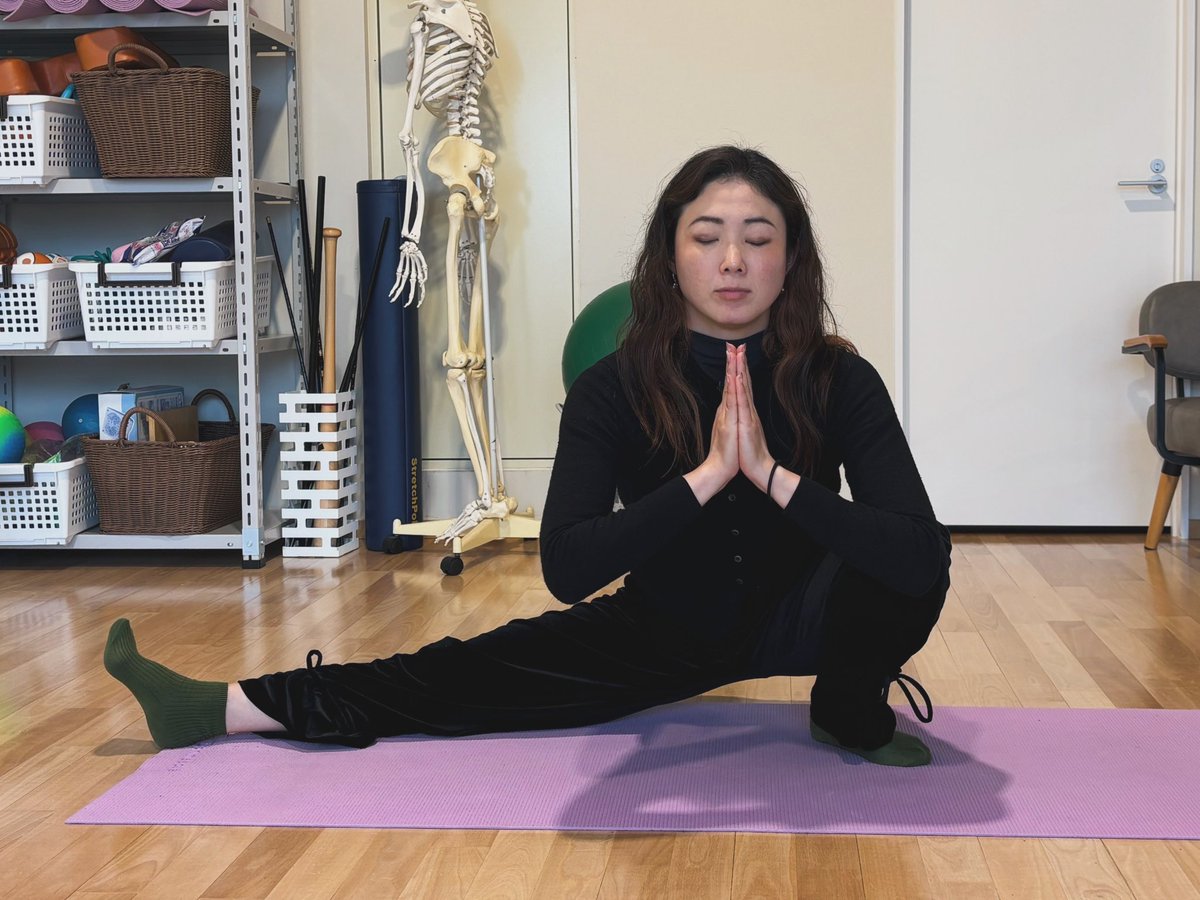 SocialYoga1's tweet photo. 股関節の柔軟性アップ、下半身の引き締め、骨盤底筋群の強化に効果ありの片足の花輪のポーズ
#yogaposes
#マラーサナ
#garlandpose https://t.co/QkdBL7GAd7