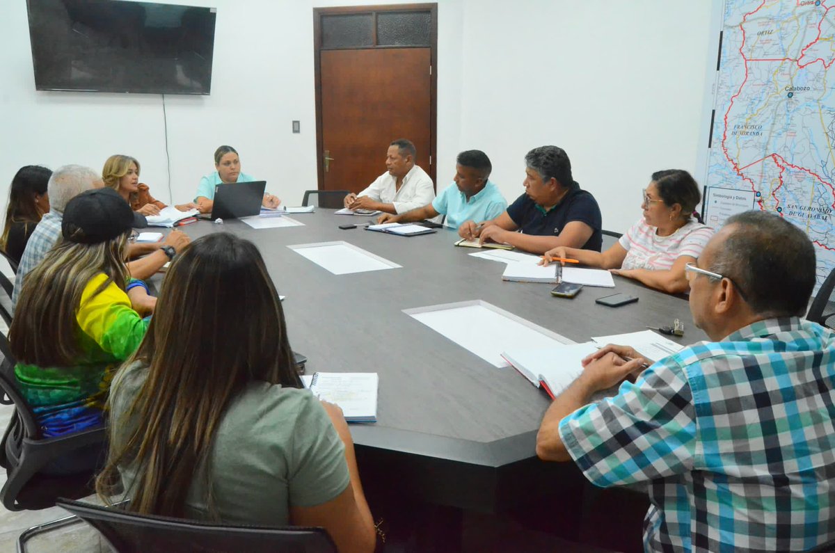 Este miércoles 14 de febrero, bajo las orientaciones del gobernador de la entidad llanera José Vásquez, la presidenta del Parlamento guariqueño Leg. Dayana Encinozo estuvo presente en una reunión junto al secretario general de Gobierno Freddy Ali Gómez.