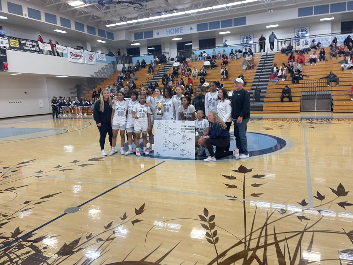 doc_smith2012's tweet photo. Region7 Finals night at the Creek…
Girls
Discovery - 31  Duluth - 38
Boys
Berkmar - 65  North Gwinnett - 55

Girls Championship 
Norcross - 61  North Gwinnett - 19
Boys Championship 
P’Tree Ridge - 68  Norcross -65

@KyleSandy355 @willhammock https://t.co/kXpTfBVSC5