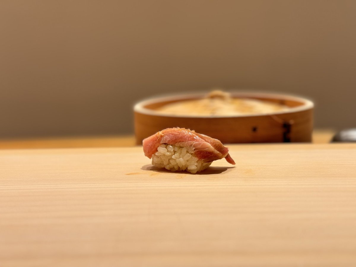 Junpi626's tweet photo. 素材を引き立てる塩で勝負、まだ穴場な青山の絶品寿司🍣

店名：寿司あき
場所：青山一丁目
単価：約40,000円（ペアリング含めて）

浅草の寿司屋で修行を積んだ大将が青山一丁目に構えたお店。
港区は寿司屋激戦区であるものの、まだここは比較的予約も取りやすく、且つコスパも良い為、穴場の寿司屋を探している方はぜひチェックしてほしい。
江戸前のスタイルを取り入れてるものの、寿司のネタは鰻やフグの白子など、バラエティに富む。
極力素材の良さを活かすポリシーとのことで、マグロも醤油でなく、塩で食べるスタイル。
塩もクリスマス島のものや、ボリビアの岩塩など、素材に合わせて複数を組み合わせる形を取っており、そのネタの味の奥深さがしっかりと伝わる。
品数は多く、しっかりとお腹を空かせていかないと途中で辛くなってしまうぐらいのボリューム感。
鮨を提供する季節、時間に合わせて、徹底された温度管理を行うなど、ぜひ大将のこだわりぶりを体感していただきたい。