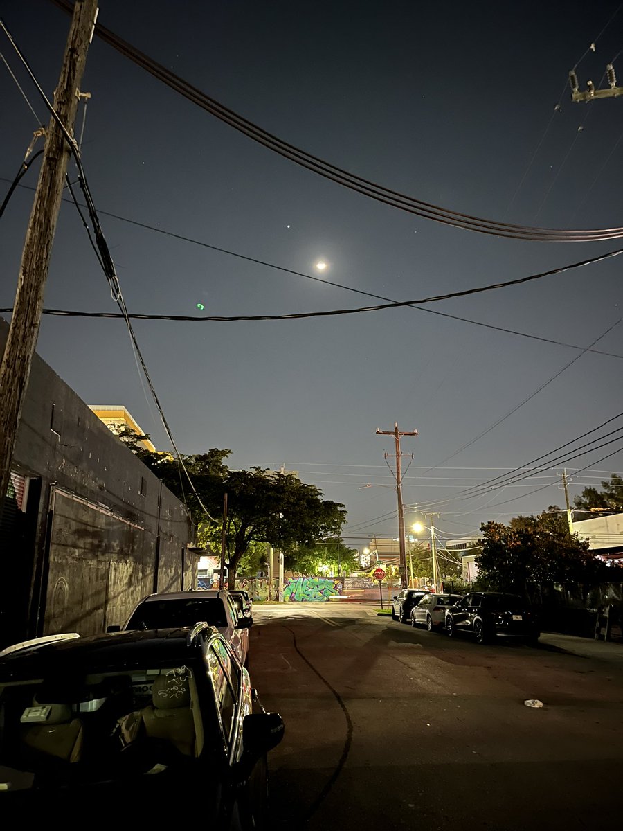 @miamidade311 NW 25 ST by Cervecería La Tropical in Wynwood needs street lights.