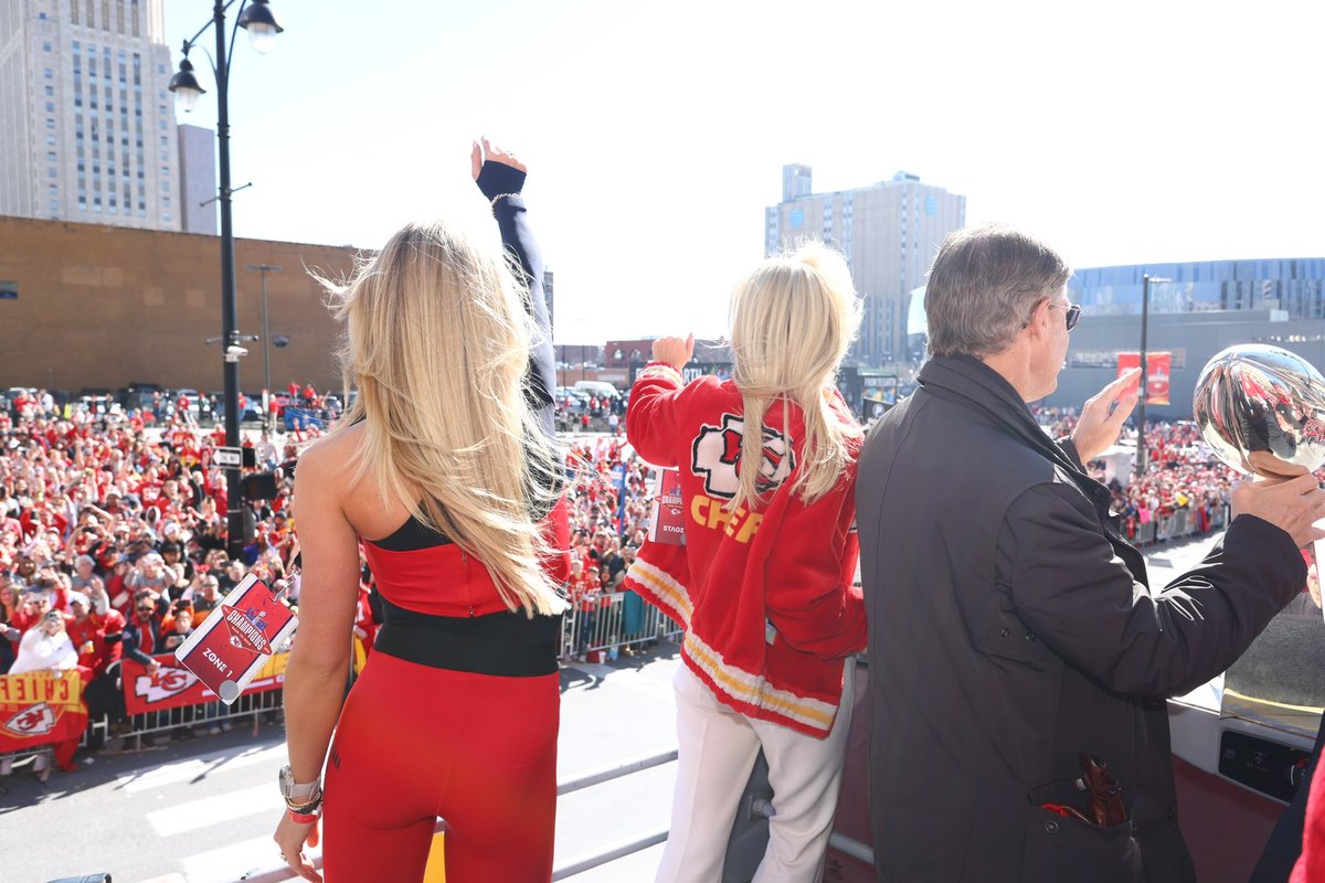 gracelynhunt's tweet photo. The most beautiful, perfect day of love, laughter, & celebration at the Chiefs Super Bowl parade turned upside down in an instant. 
I’m still processing today’s tragedy.💔 

I love this city and I’m angry at what took place and heartbroken for the victims, their families, & the KC community.

This world is broken and thank God it is not our home. I’m thankful for the hope of Heaven. Life is precious and each day is a gift. I’m grateful for a Savior whose sacrifice on the cross gives us the assurance of a perfect eternity in Heaven—with no death, no fear, no grief, and no pain. If you don’t have that—I promise you, you want it when you’re facing that moment.🙏🏼

Thank you to the first responders for your swift actions that saved more lives from being lost. Thank you to KCPD, Chiefs security, brave citizens, and everyone at Union Station who worked to manage the chaos and pandemonium. 

Kansas City—hug those you love extra tightly tonight.🫶🏼 We love you big this Valentine’s Day and always.❤️
