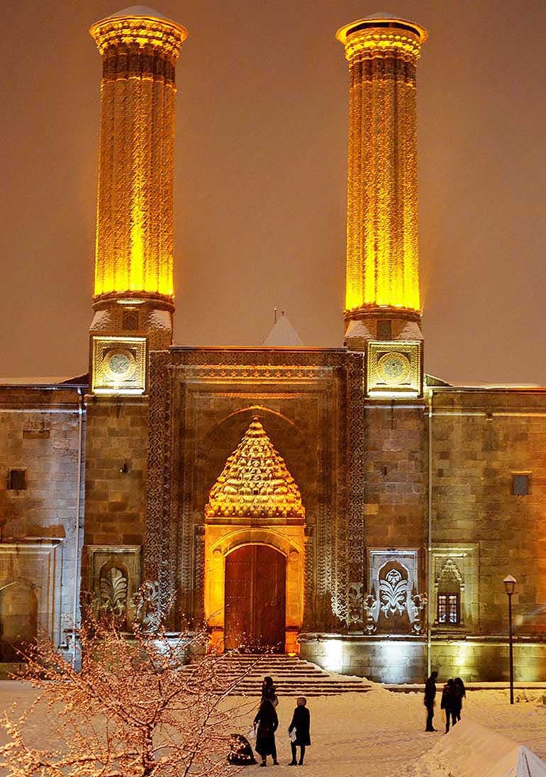 Ya Rab! kusurumuzu affet. Bizi Kendine kul kabul et. Emanetini kabzetmek zamanına kadar bizi emanette emin kıl. Selam ve Dua ile, Hayırlı Sabahlar. Çifte Minareli Medrese #Erzurum