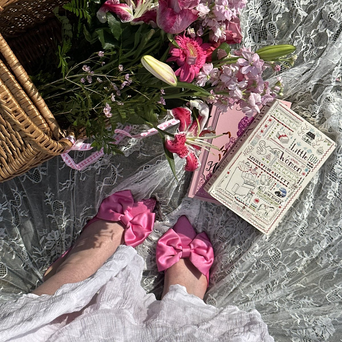 daisymmeadows's tweet image. GIVEAWAY 🎀📖

I will choose 1 person to receive a book of their choice. Just like, retweet &amp;amp; follow me to be entered 🤍

I’ll choose the winner on March 1st…I’ll be doing giveaways like this one throughout this year!