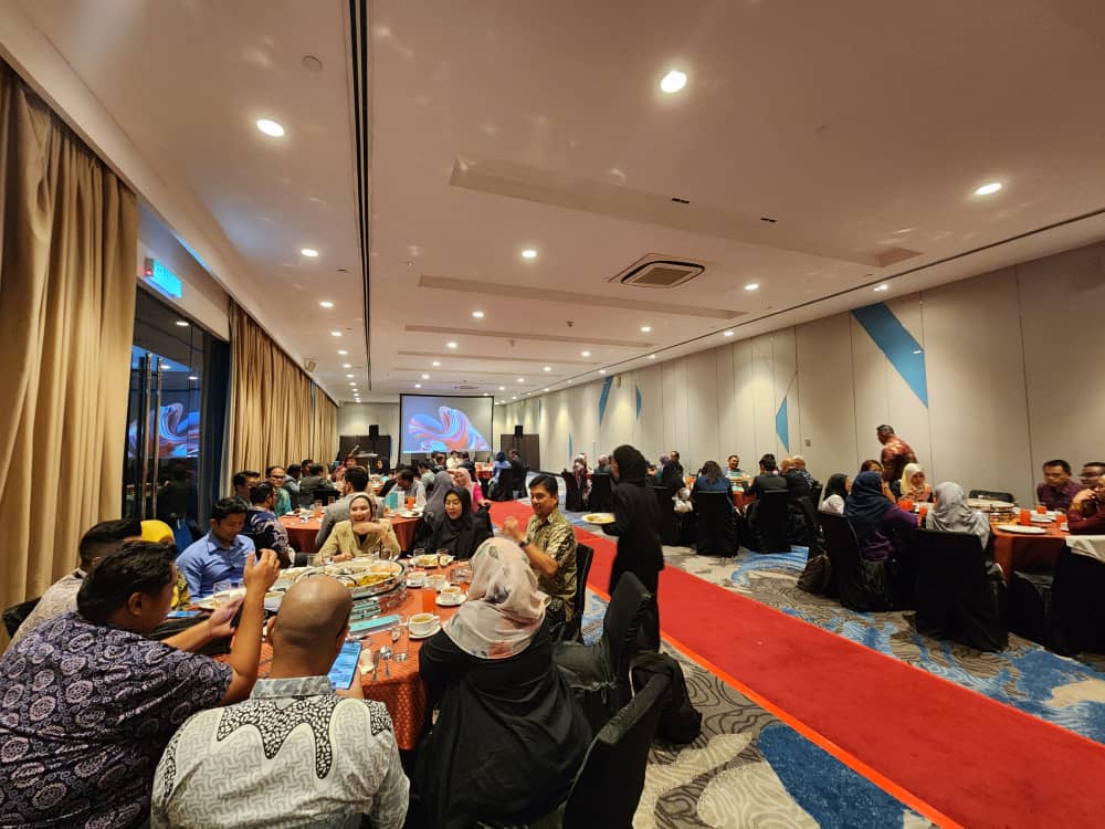 UKinMalaysia's tweet photo. Celebrating 10 years of #LIFGlobal in Malaysia with @RAEngGlobal and @mightmalaysia.
#UkinMalaysia's Political Counselor, @AndrewmBowes, commends the program's success in fostering #innovation and #UK-#Malaysia partnerships.
๐๐ฌ๐ง๐ฒ๐พ #InnovationLeadership https://t.co/fOZxaQ63O1