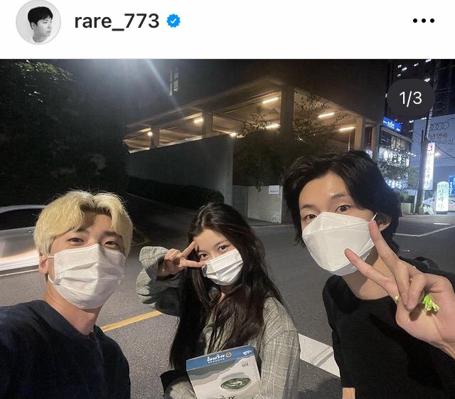 meili1969's tweet photo. @zclilsun Friendship goals 🥰
The Trio of #LoversOfTheRedSky It’s a send-off party for actor #HongJinGi military enlistment
after they wrap up filming.
#KimYooJung #HongKyung 
…สนิทกันจาก กองRedSky น้องไปเลี้ยงส่ง พี่HJG ไปเข้ากรม ออกจากกรม มาเล่น #MyDemon ด้วยกันอีก
น่ารักมากก 😍 https://t.co/IAcYN1HfpE
