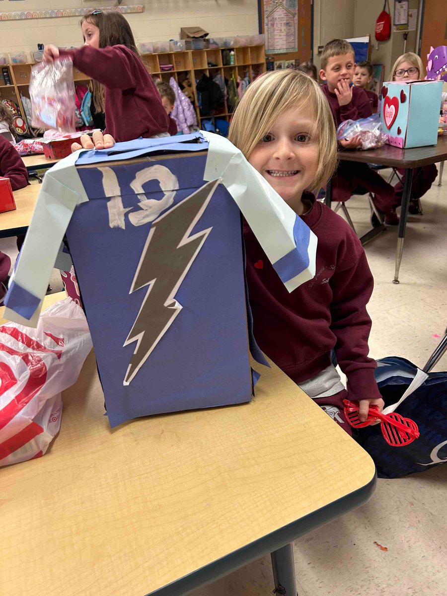SjrSchool's tweet photo. Mrs. John’s Kindergarten students used amazing artistic creativity at home to make their Valentine boxes. They expressed their friendships giving each other valentines today.  #WeAreSJR, #SJRproud, #archphilly, #AOPS_schools, @AOPS_schools https://t.co/I8mgoR27Ru