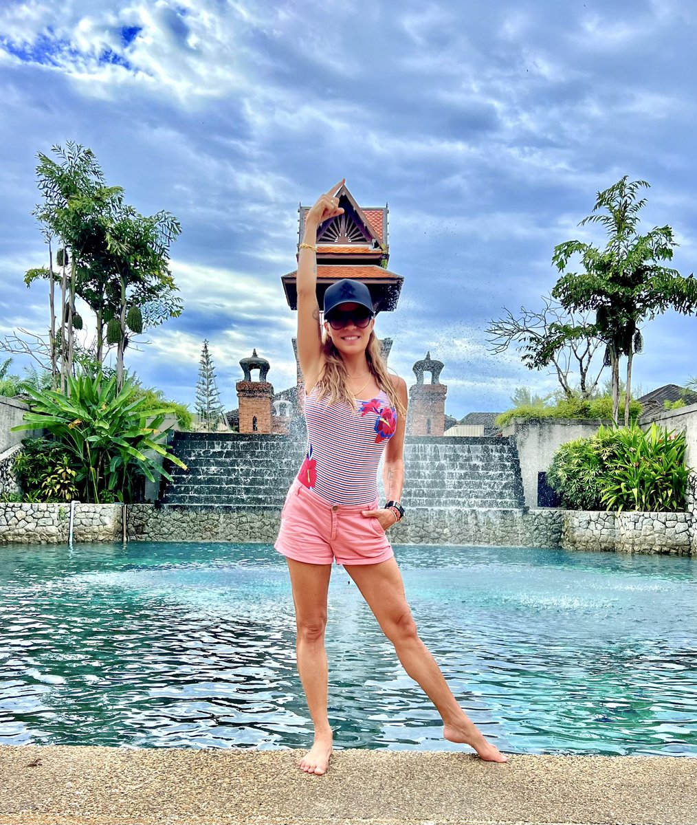 danielaGcom's tweet photo. To be happy does not mean that everything is perfect. It means that you’ve decided to look beyond the imperfections and make the most out of every moment as you strive for your highest goals.
.
.
#reachinggoals #focus #mindfullness #happiness #smile #danielagviolin #danielagcom https://t.co/yV1L771Kcr