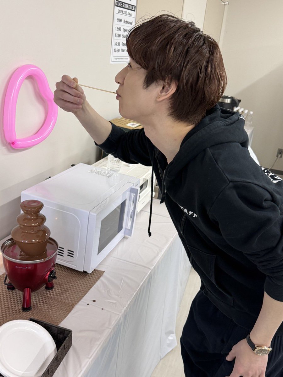 t_miyata_kmf2's tweet photo. ついに！！
ツアーラストーーー！！！！
楽しむぞー！！

今日もチョコフォンデュ見つけた！！
マシュマロ爆食い男出現！！笑 https://t.co/rAWDKW4k7S