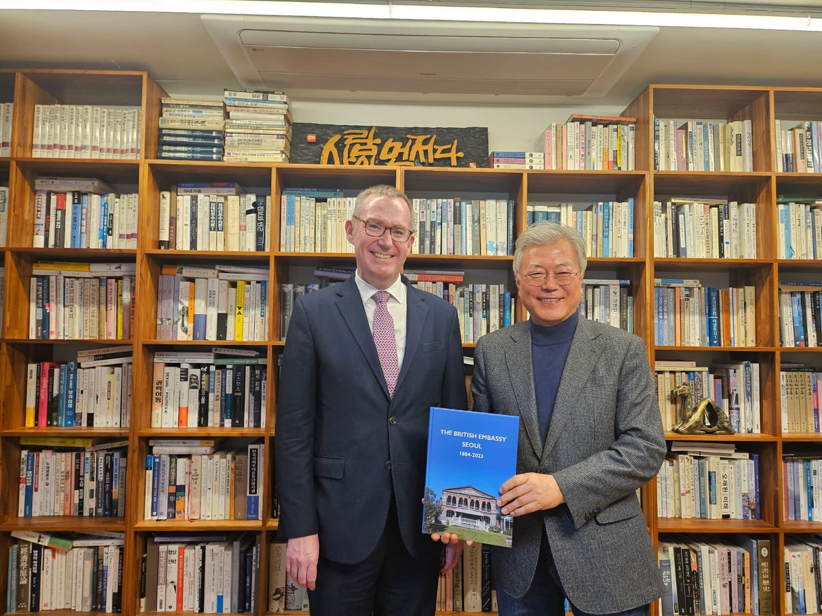 오늘 아침 문재인 전대통령과 만나게 되어 영광이었습니다. Delighted to meet former President Moon Jae-in this morning. <a href="/moonriver365/">문재인</a> <a href="/UKinKorea/">UK in Korea🇬🇧🇰🇷</a>