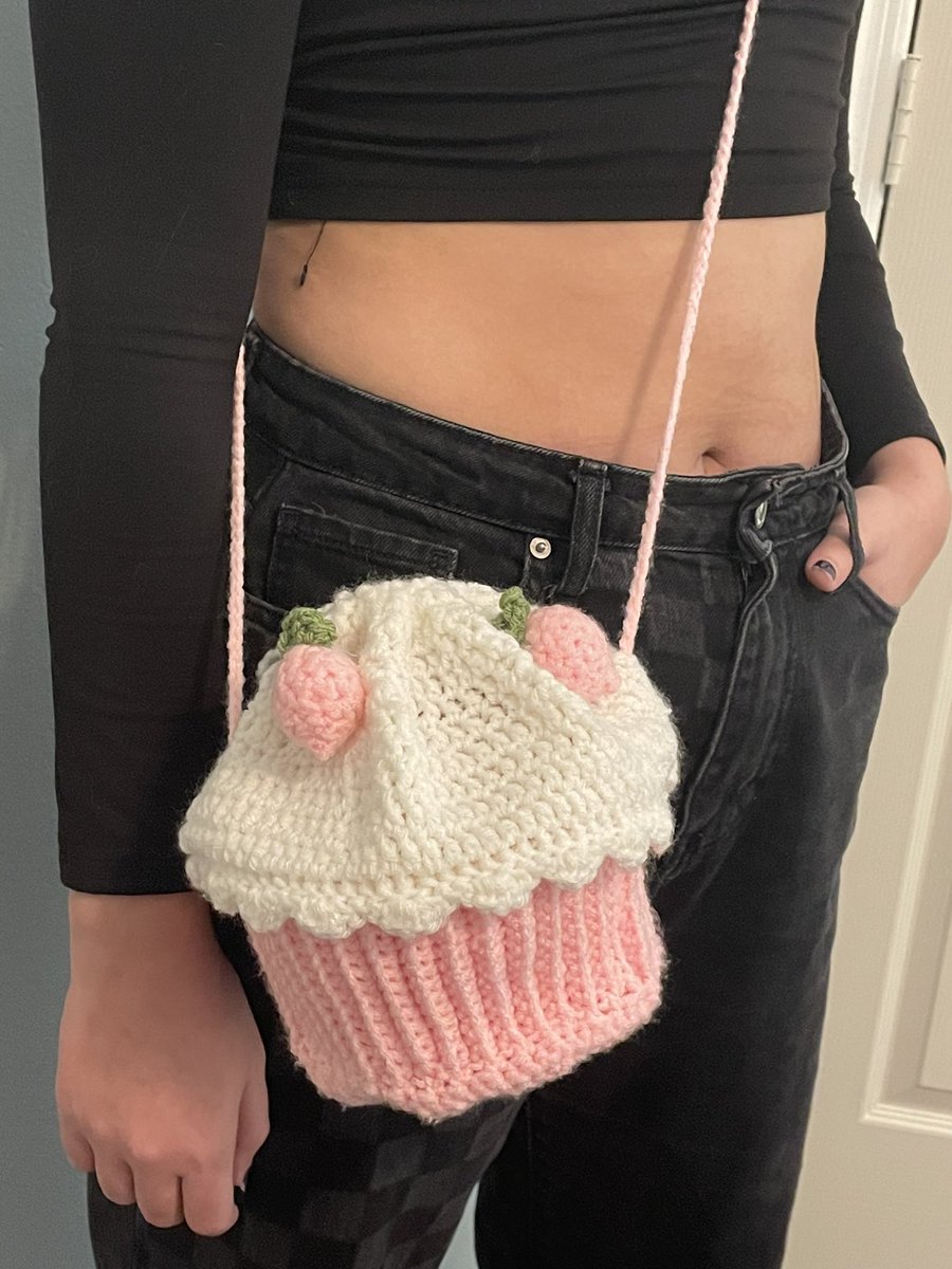 SamWitchCrochet's tweet photo. These are some small crochet bags i’ve made :D If you would like any of these bags (or something like them), send me a DM! https://t.co/Wl14qiwJhR