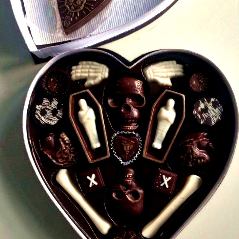 Brazo rodea por espalda con firmeza cintura de <a href="/papiillonviolet/">ᅠᅠ *ᅠ𝓨𝐔͟𝐍𝐀 .ᅠ໒</a>, aferrandola contra él a medida que mentón apoya en hombro y beso deposita en largo de cuello, felina curva dibujada en labios mientras a frente lleva presentes.

ㅡFeliz San Valentín, mon amour.