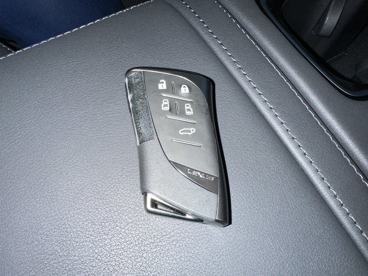 レクサスLMのスマートキー。 現世代のレクサス車と同じ形状のLタイプ