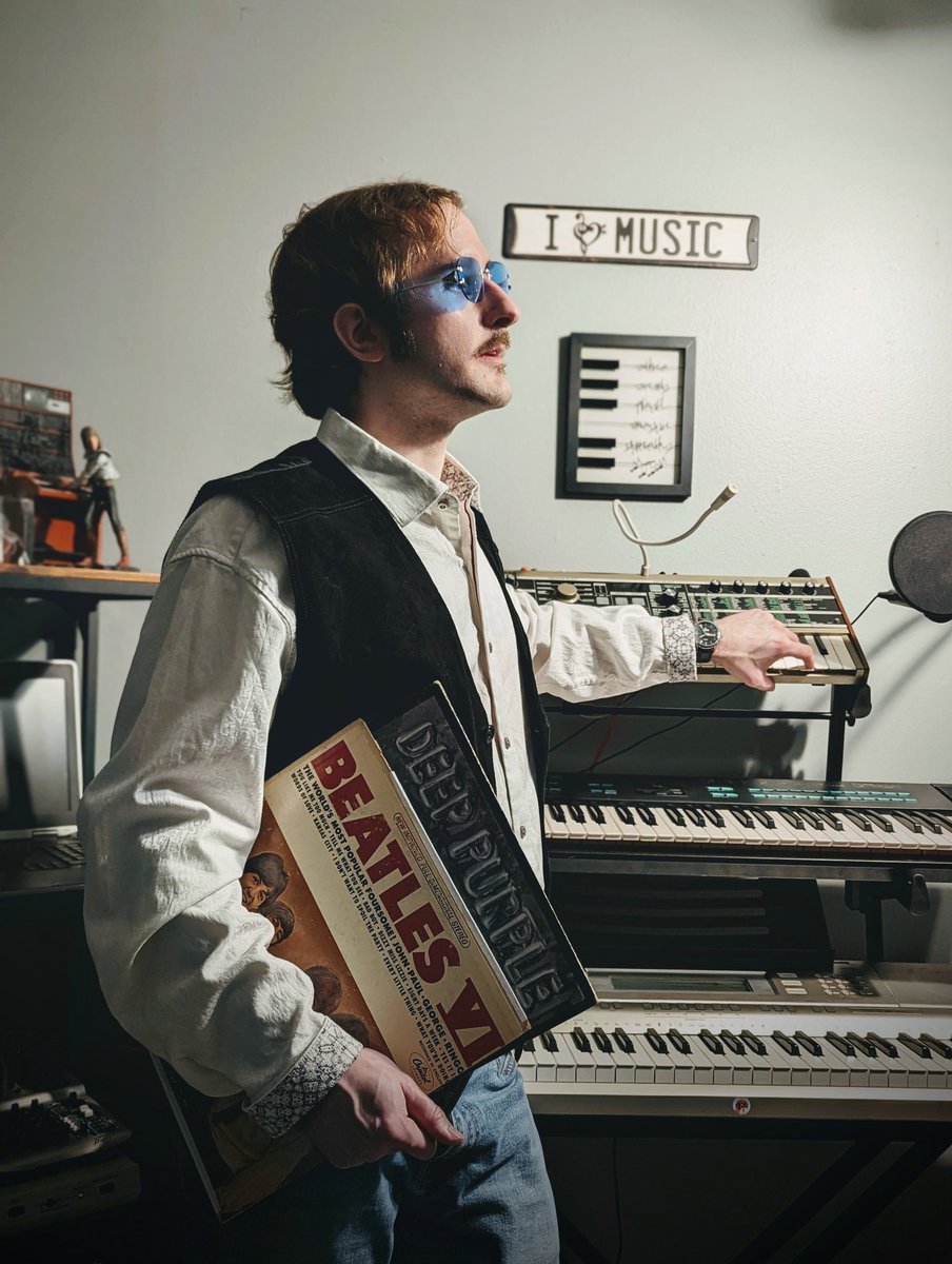 MegaToaX's tweet image. Forgot to show off the new look I got the other day! Threw in some vinyls to make it even more retro! :)