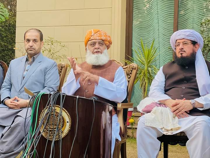 Inzmamkakar1's tweet photo. مولانا نے صاف کہہ دیا کہ جمہوریت ہماری ترجیح نہیں 
اگر یہ لوگ جمہوریت کو جمہوریت بننے نہیں دیتے تو ہم دوسرا کوئی راستہ اختیار کرینگے 
#ایوان_نہیں_میدان https://t.co/Z7cKIH4Ngq