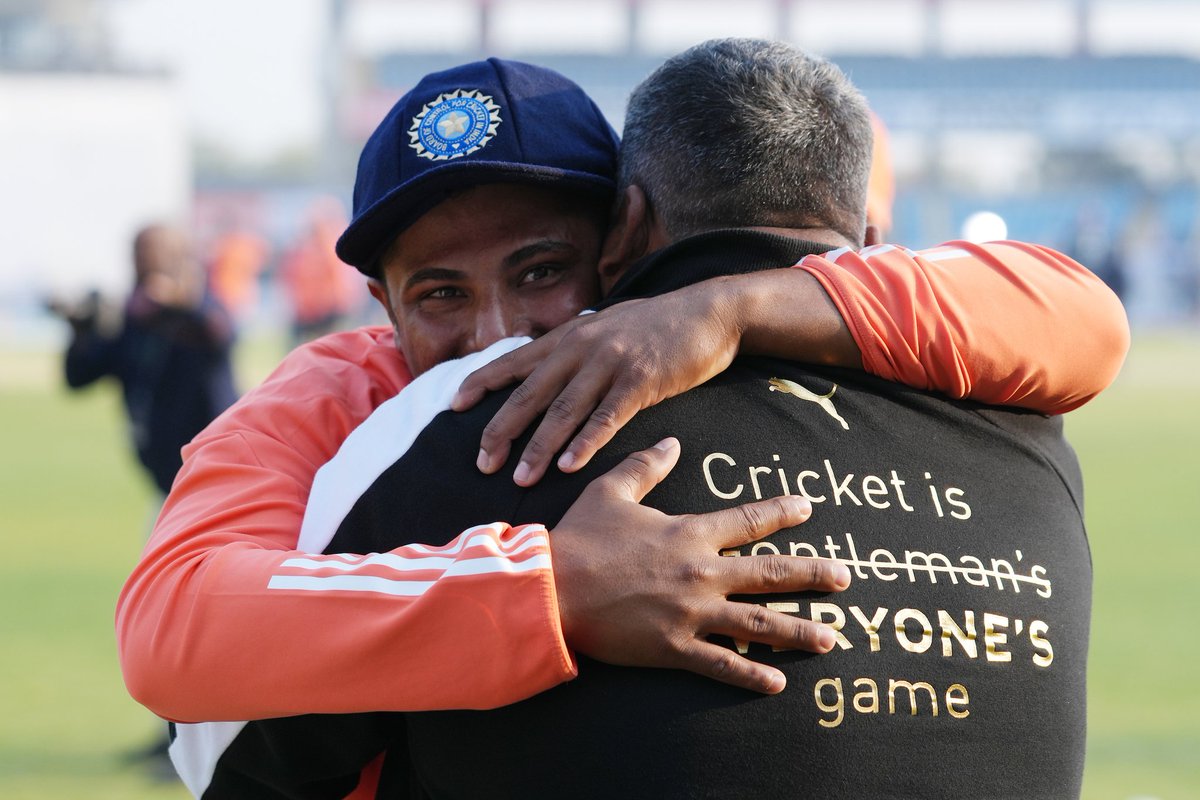 AnupPalAgt's tweet photo. #SarfarazKhan and his father are got emotional and hugging each other when he got India’s #TestCap.

- What memorable moment for #SarfarazKhan and his family ❤️

#INDvsENGTest #INDvENG #3rdTest
#GrandeGratello https://t.co/Z6t3E47FGY