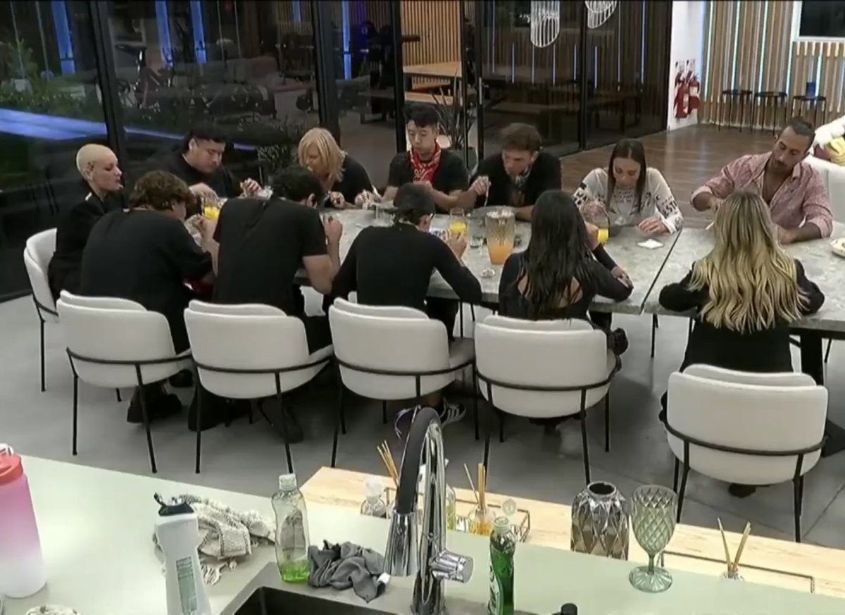 lacasadefuria's tweet photo. la nueva foto del sillón? la pelada a la cabeza, todos de negro, y está clarísimo los que no están encajando! premonición es poco #GranFuria #GranHermano https://t.co/wgdoFcytrp