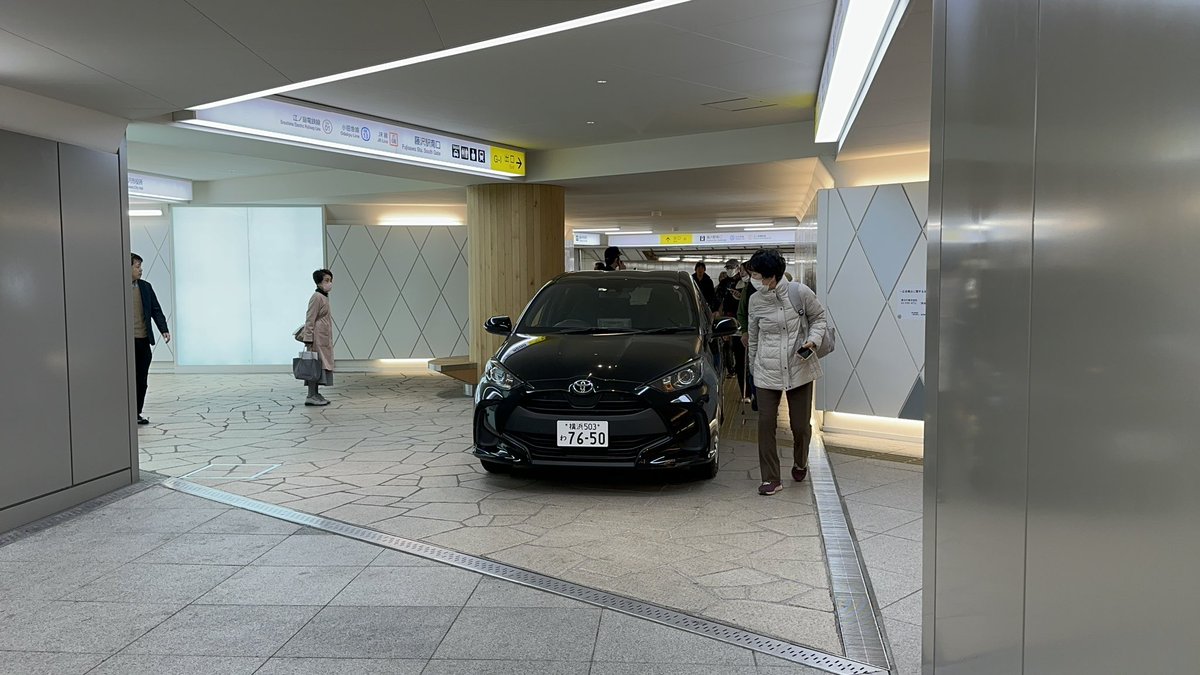 bakusai_x's tweet photo. 藤沢駅地下通路に乗用車が誤進入！？運転手は７０代女性。乗用車は南口側の出入り口から進入。女性は「南口から北口に行きたかった」などと話していたという。。。。
 https://t.co/G4CUaGKI5O