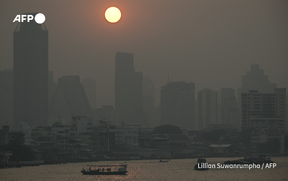 Bangkok tells city employees to work from home to avoid harmful air pollution, as a layer of noxious haze blankets the Thai capital u.afp.com/5NZK