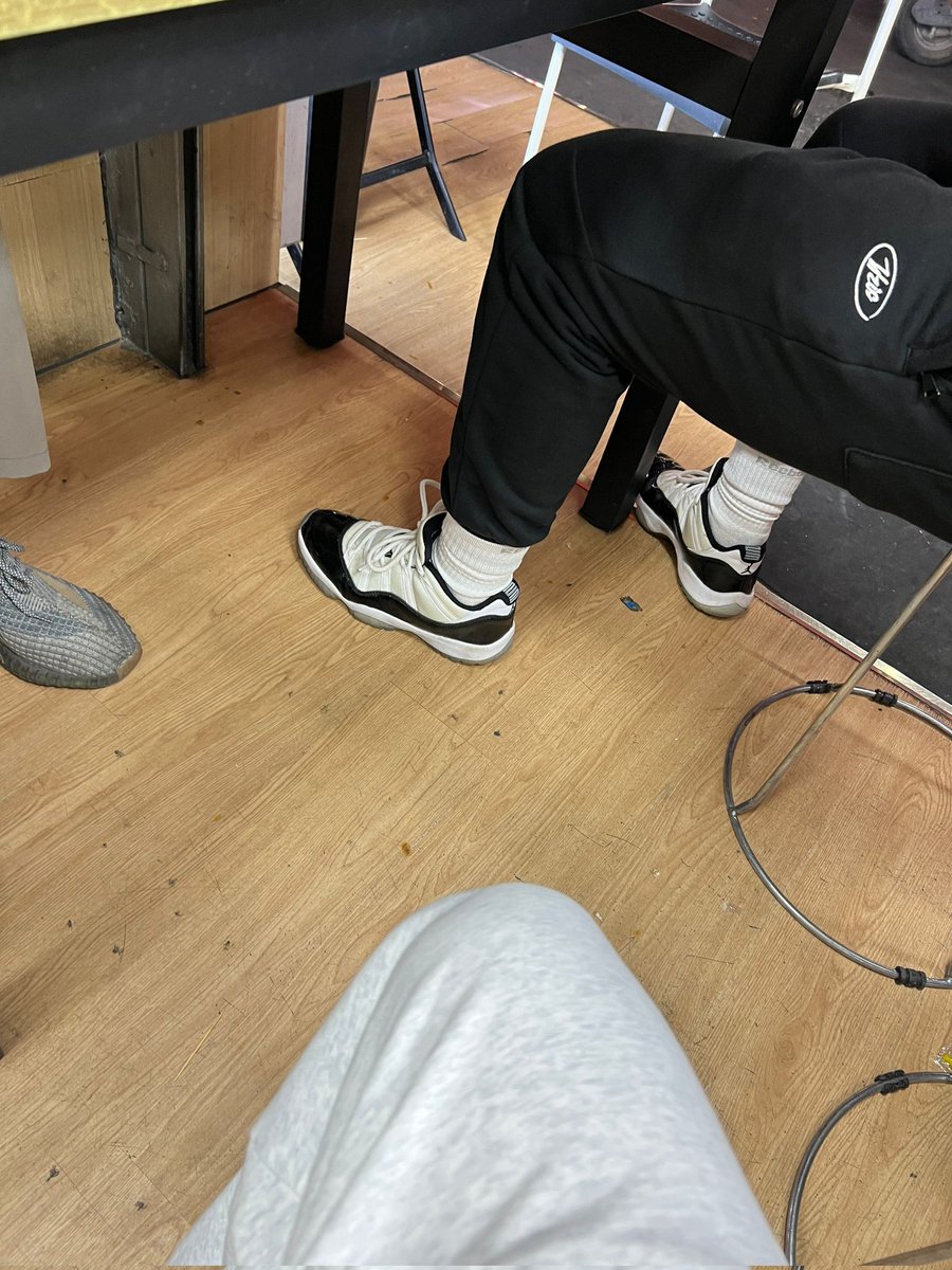 SMQJY's tweet photo. 吃饭偶遇到的，你们说他是圈里的嘛？ https://t.co/SOPHR6JCQ5