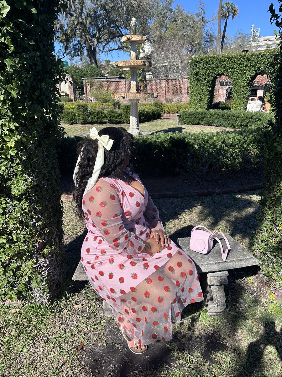 MenIDontTrustt's tweet photo. My boyfriend took the prettiest pictures of me at an art museum today. I hate that I didn’t wear my heels but still cute. #cummerartmuseum #Jacksonville https://t.co/zNNFofPMRF