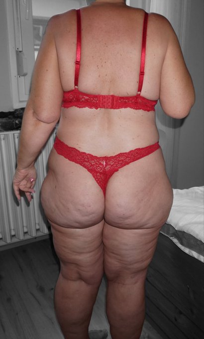 Guten Morgen liebe Freunde 💋 Meine Farbe ist rot. Egal ob  Gewand oder Unterw&auml;sche, einfach liebe es<a href="/tag/thongthursday"class="tags"><span>#thongthursday</span></a><a href="/tag/tanga"class="tags"><span>#tanga</span></a><a href="/tag/slip"class="tags"><span>#slip</span></a>