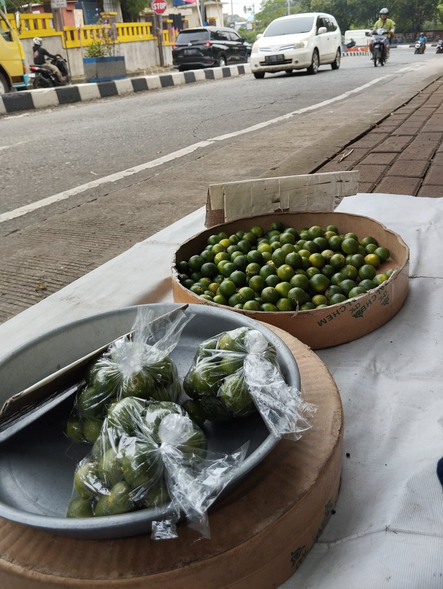 Bismillah siang ini dijuanda DEPOK, Masih tersedia 2kg lagi monggo yg mau pesan lemon cina/cui/sonkit/kunci/kasturi DM aja CC <a href="/axdwin/">Axdwin 🌏Indonesia 🇮🇩</a> <a href="/is_pelssy/">@is_pelssy</a> @dgLewa2011 <a href="/BuditomoDeena/">Deena Buditomo</a> <a href="/nuytarigan/">Nuy Tarigan 🇮🇩🇵🇸</a> <a href="/ratu12noer/">Ratu Nuur</a> <a href="/vaniepink/">Stevaniehuangg</a> @agusudarmansyah