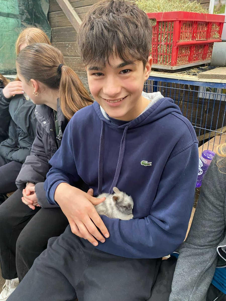 Making new friends on the Yr 10 French Trip