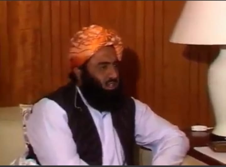 جمعیت علماء اسلام کے جیالوں یہ الفاظ بھول نہ جانا
"میں نے 27 سال میں سیاست شروع کی, جب میرا ایک بال بھی سفید نہیں تھا, اب 72 سال کا ہوگیا ہوں, اور ایک بال بھی کالا نہیں,
ہماری وفاداری اور حب الوطنی کا مذاق اڑایا گیا"مولانا فضل الرحمن 
#ایوان_نہیں_میدان