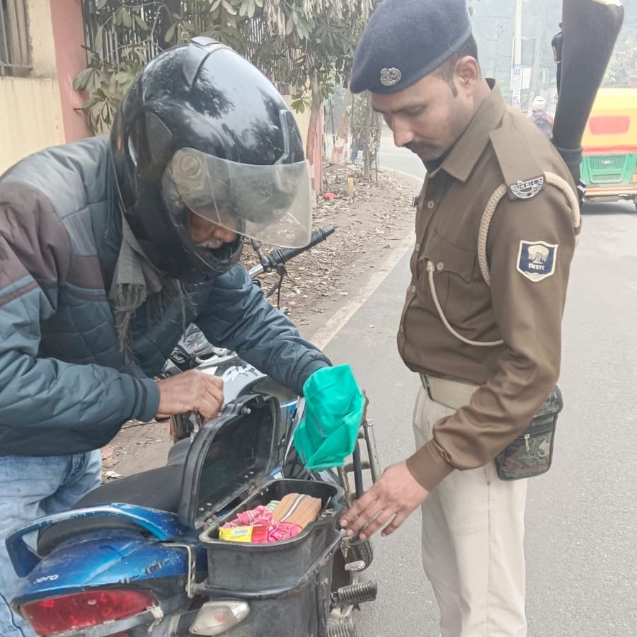 PatnaPolice24x7's tweet photo. अपराध एवं अपराधियों पर अंकुश लगाए रखने हेतु #पटना_पुलिस द्वारा निरंतर सघन वाहन जांच की जा रही है...

वाहन जांच में पुलिस का सहयोग करें, अपराध की रोकथाम में सहभागी बनें।

@dm_patna
@bihar_police
#VehicalChecking
#CrimePrevention
#CrimeControl https://t.co/F1f6AAULSF